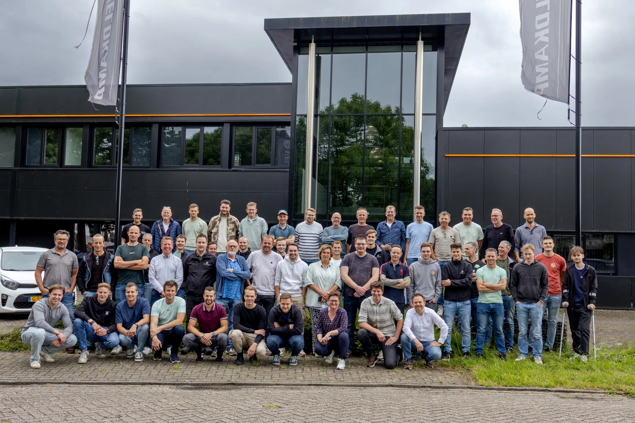 Het team van Veldkamp voor het pand in Raalte